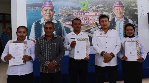 Penyerahan SK PPPK Paruh Kabupaten Manggarai Barat