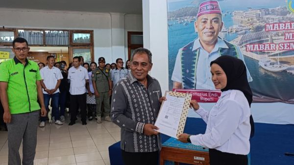 Penyerahan SK PPPK Paruh Kabupaten Manggarai Barat