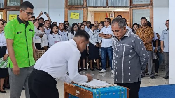 Penyerahan SK PPPK Paruh Kabupaten Manggarai Barat
