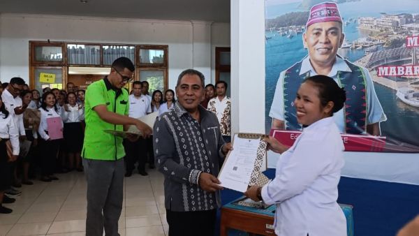 Penyerahan SK PPPK Paruh Kabupaten Manggarai Barat