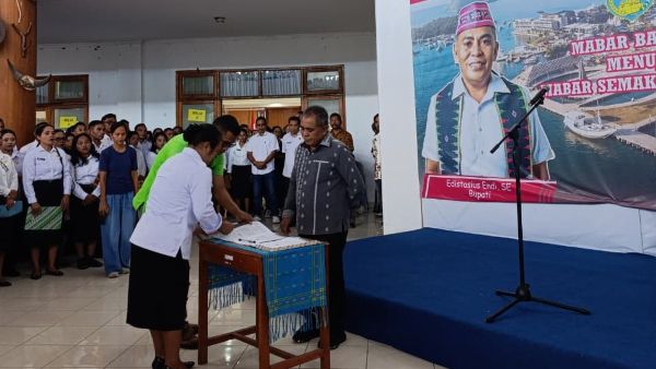 Penyerahan SK PPPK Paruh Kabupaten Manggarai Barat