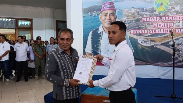 Penyerahan SK PPPK Paruh Kabupaten Manggarai Barat